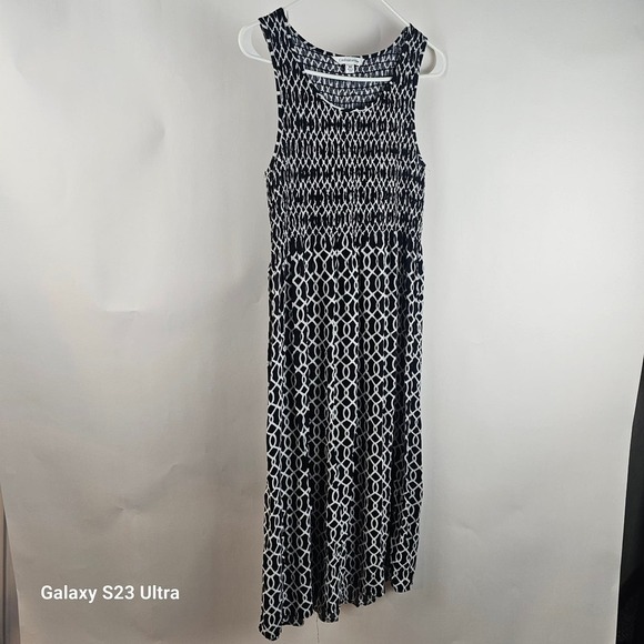 Croft and Barrow, szXS, black and white graphic design, fit and flare dress - Picture 2 of 8